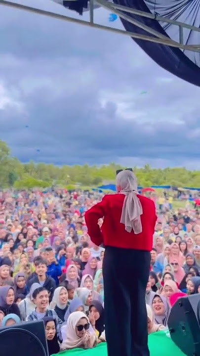 Mother Fauzana invited the audience to sing together #vidioshort #fypシ゚viral #fauzanafans