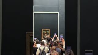 Uomo mascherato lancia la torta contro la Gioconda 😱