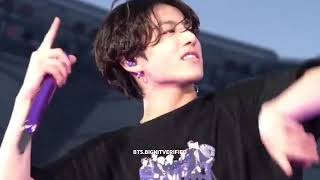 Konserde Jungkook - Un Üzeri̇ne Su Dökdüler