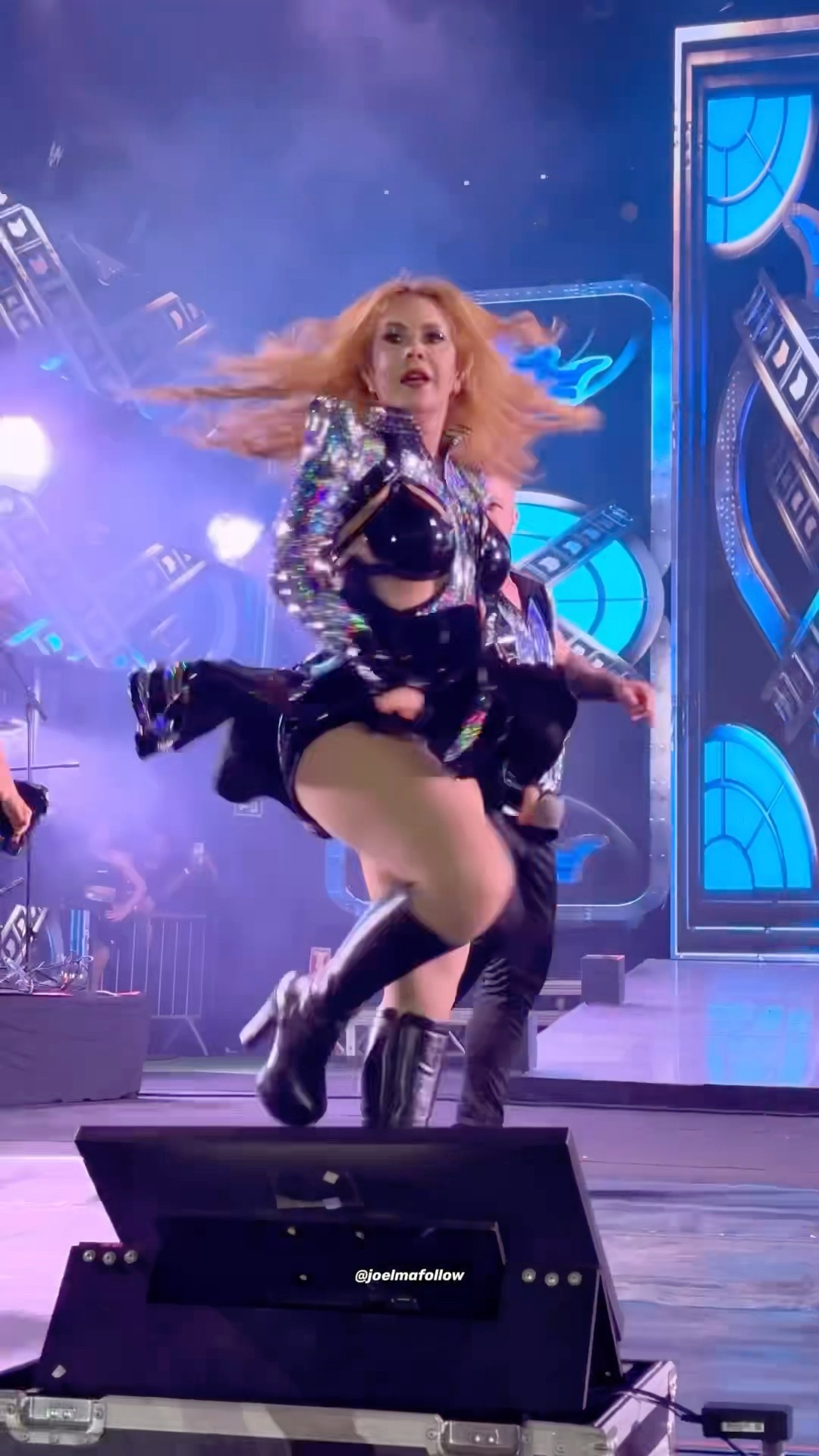 Joelma usa figurino incrível