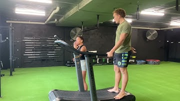 How to run on a curved treadmill