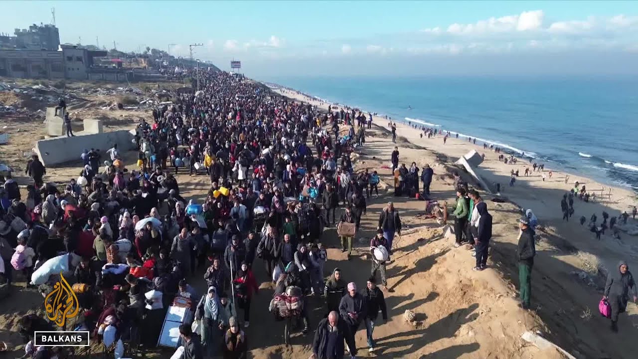 عشرات الآلاف من الفلسطينيين يعودون إلى منازلهم في شمال غزة سيراً على الأقدام