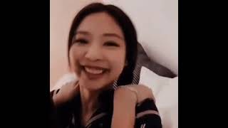 Jenni Ve Lisa Bts Dansı Yapıyor.