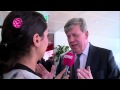 Opstelten gaat op internet met zijn computer