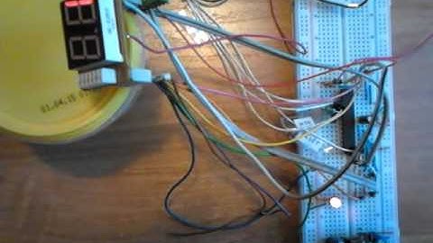 ATmega8 R12 1 Porty IO Wyświetlacz 7 segmentowy