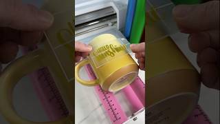 How to apply vinyl to a mug with Cricut #cricutbeginner #diy