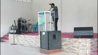 Mchungaji Ephraim Mwansasu akihubiri katika Ibada ya Krismas tarehe 25.12.2023