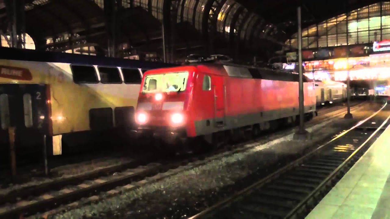 Züge am Hamburger Hauptbahnhof Abends im Regen
