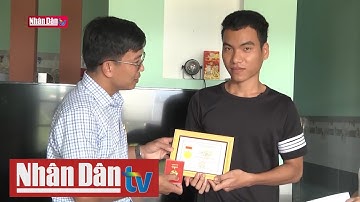 Trao huy hiệu Tuổi trẻ dũng cảm tặng người cứu ba học sinh đuối nước