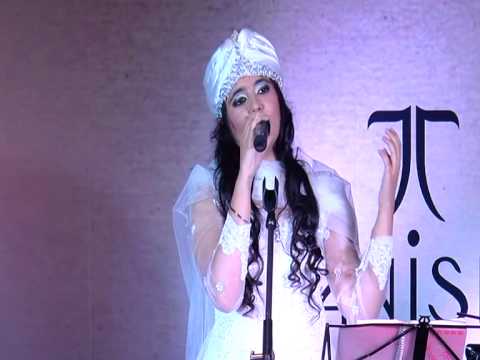 Hargun Kaur singing Mere Sahib Live Concert