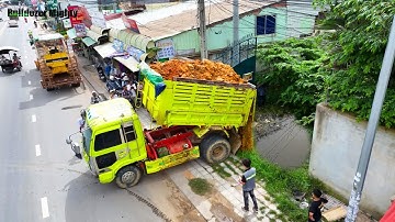 Use Skill Driver Bulldozer Push Soil & Stone, Dump truck unloading