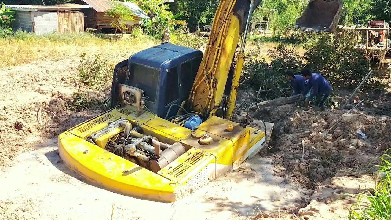 神鋼挖機慘陷沼澤！硬核絞盤車上演神級救援...這場面太專業了！ #交通事故 #事故救援 #侧翻 #专业救援 #重型车辆