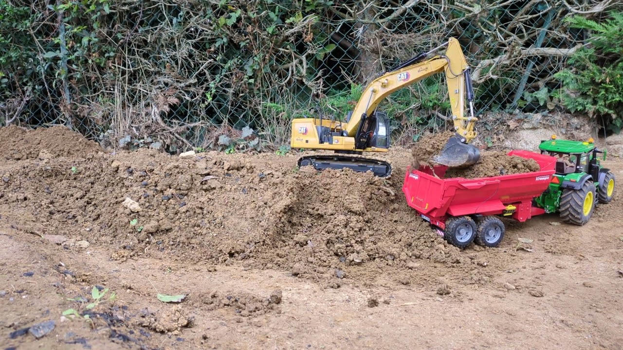 caterpillar 323 , John Deere 8r370,RC