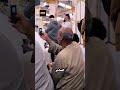 عصفور يقف ٱمام الكعبة سبحان الله Shorts Viral 