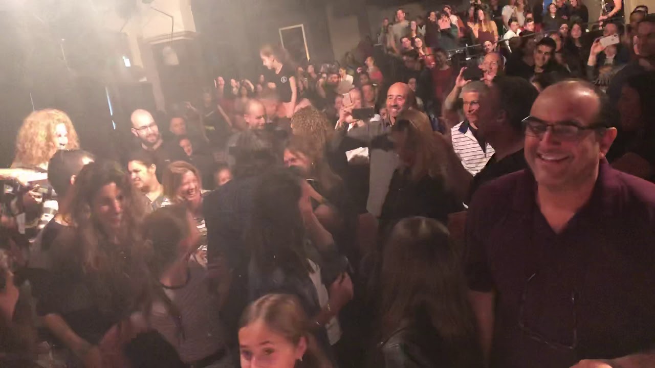 עירומים - מוניקה סקס