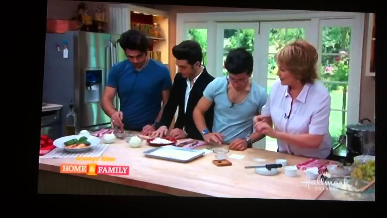 Il Volo and Cristina boogie and having fun in the kitchen