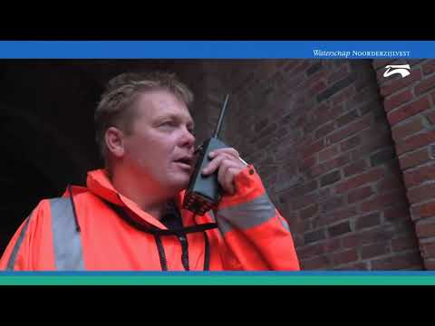 Noorderzijlvest sluit dijkdoorgangen coupures Delfzijl bij hoog water op zee (ondertiteling)