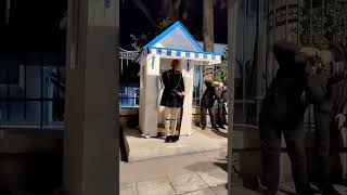 Η μοναδική στιγμή που ο Εύζωνας, σύμβολο ανδρείας και λεβεντιάς, σκύβει το κεφάλι 🙏