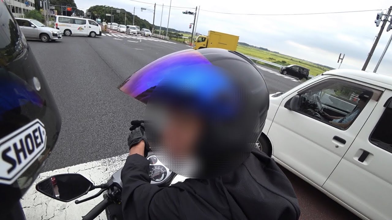 煽り運転してきた輩バイクを追い回して鉄拳制裁