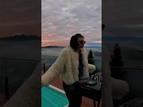 Sunrise vibes in Bukovel 🎧