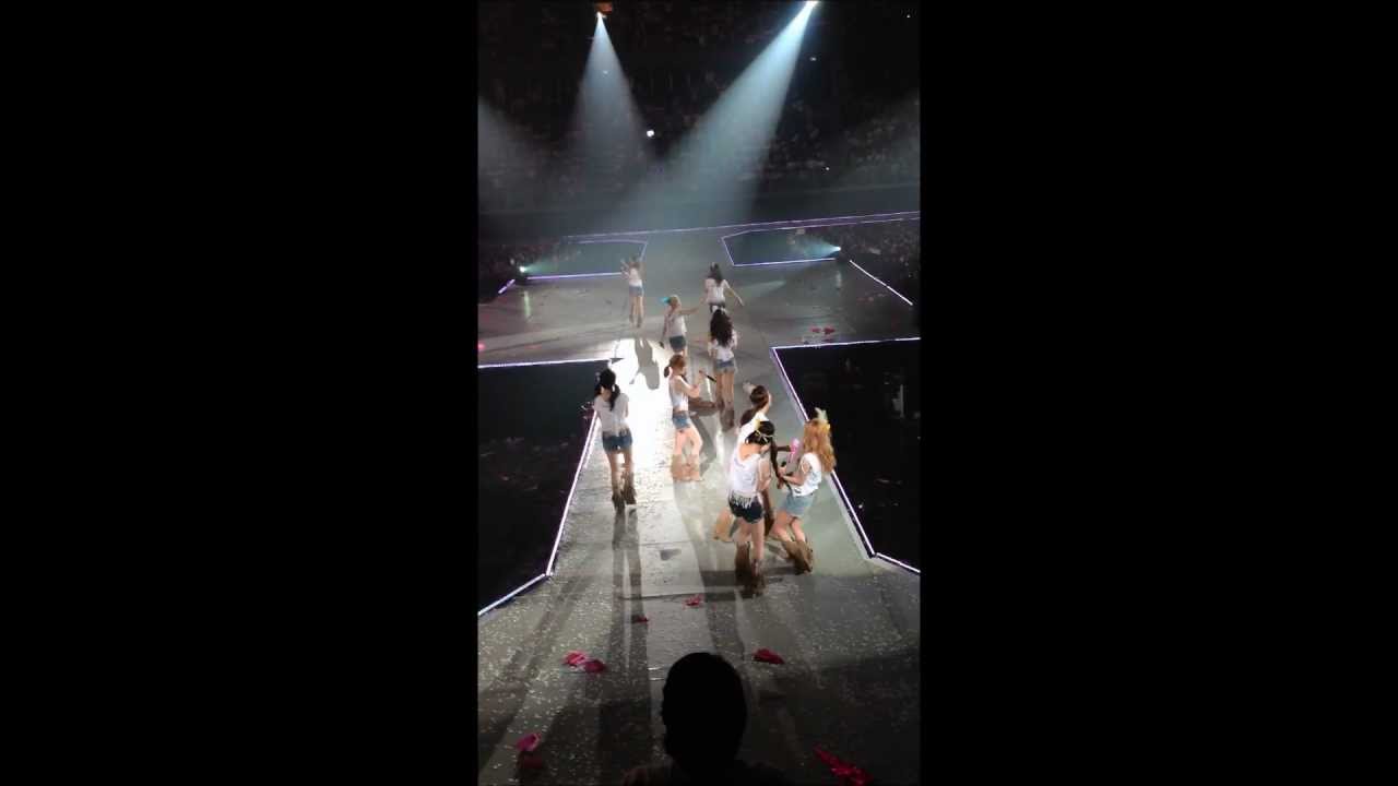 [fancam] 120212 SNSD Tour in Bangkok - Walk Around Ending, Talk and Thank you