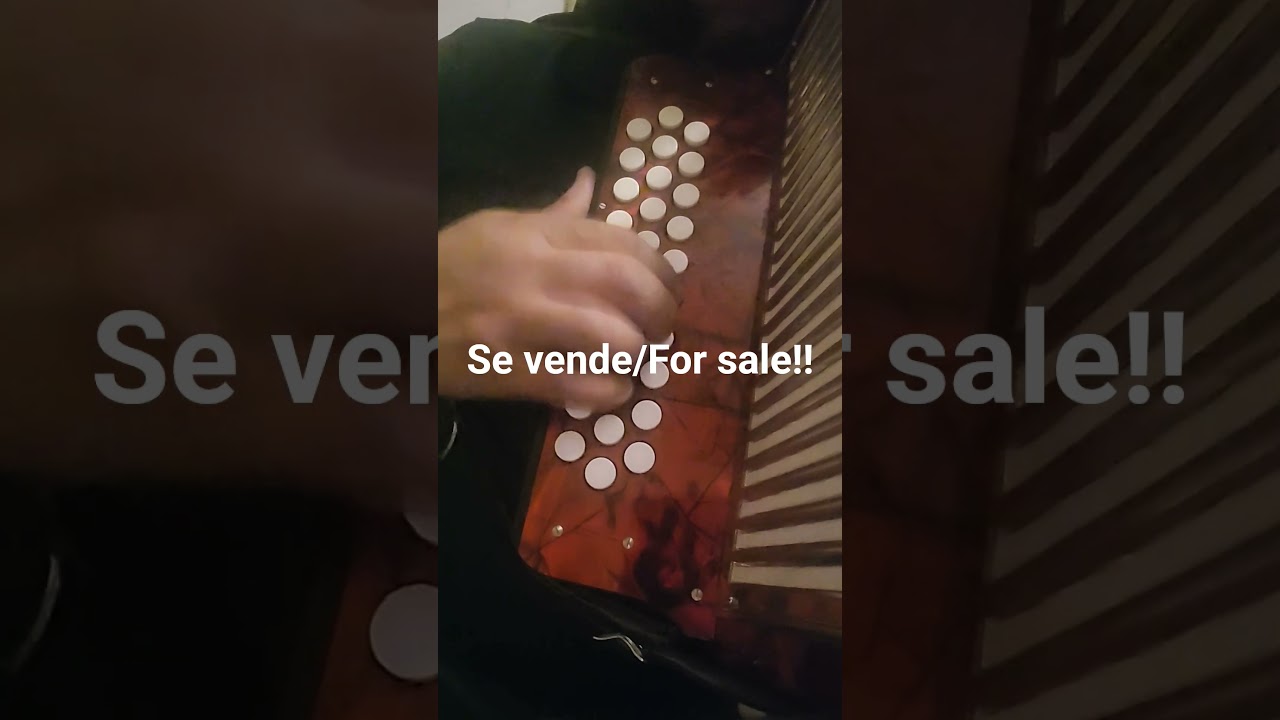 Aleman Hohner Corona II en Sol. Tiene sus bajos y estuche. For sale, German made with bass reeds.