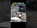 큰 개가 다가온 순간, 그녀는 온몸으로 막아섰다