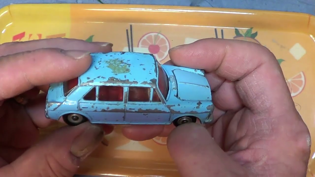 CUSTOM RESTORATION OF A DINKY TOYS MORRIS 1100 ( No.140)