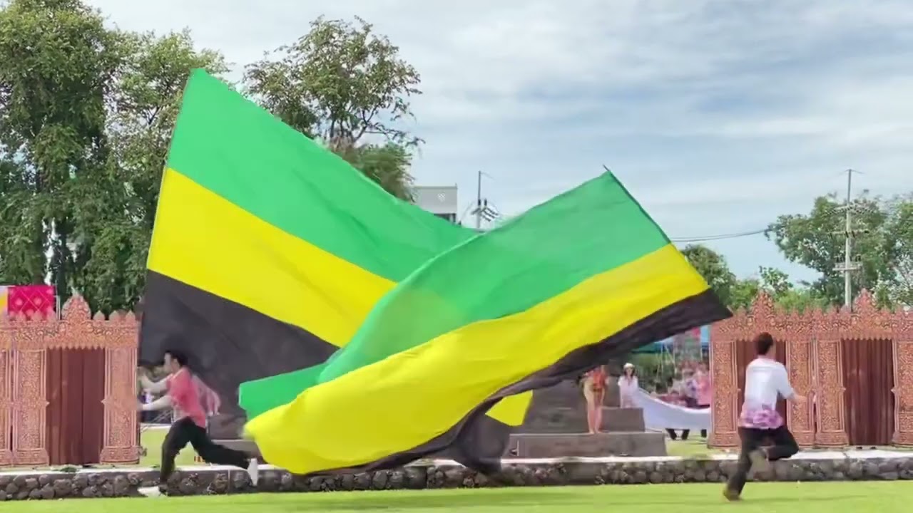 ร่างทรง-สีชมพู เชียร์หลีดเดอร์และกองเชียร์โรงเรียนศรีวิชัยวิทยา