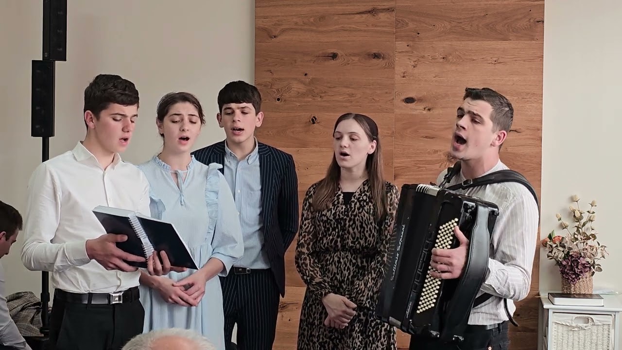 Familia Sava - Mai este har