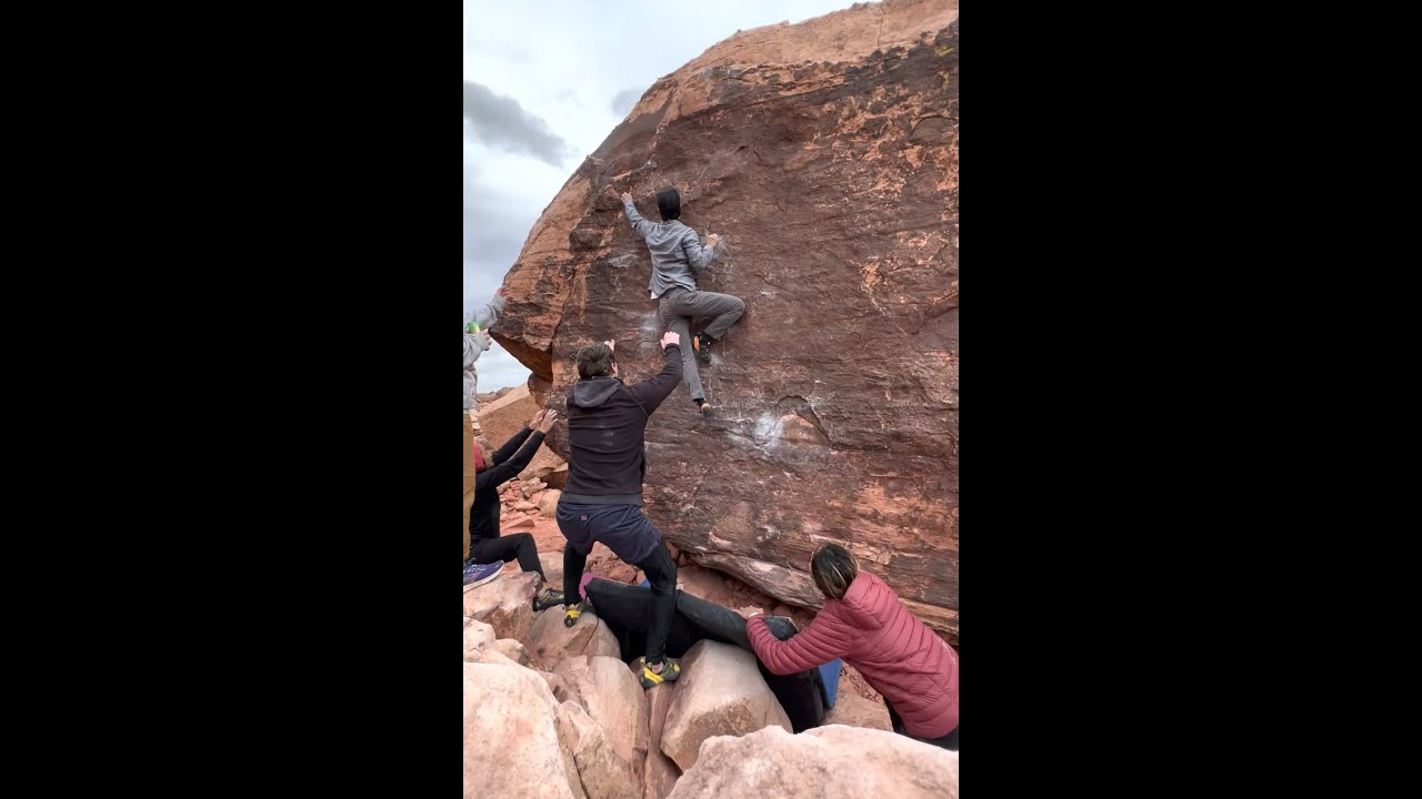 Red Rock Bouldering | The Bathtub (V5)