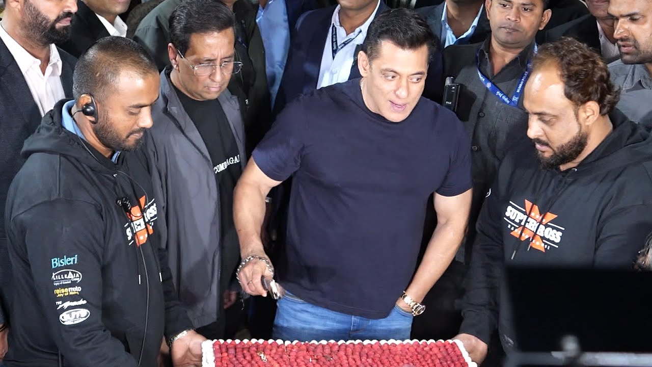 Salman Khan Gets Emotional! Cutting 60th Birthday Cake with Salim Khan & Paparazzi at Panvel 🥺❤️