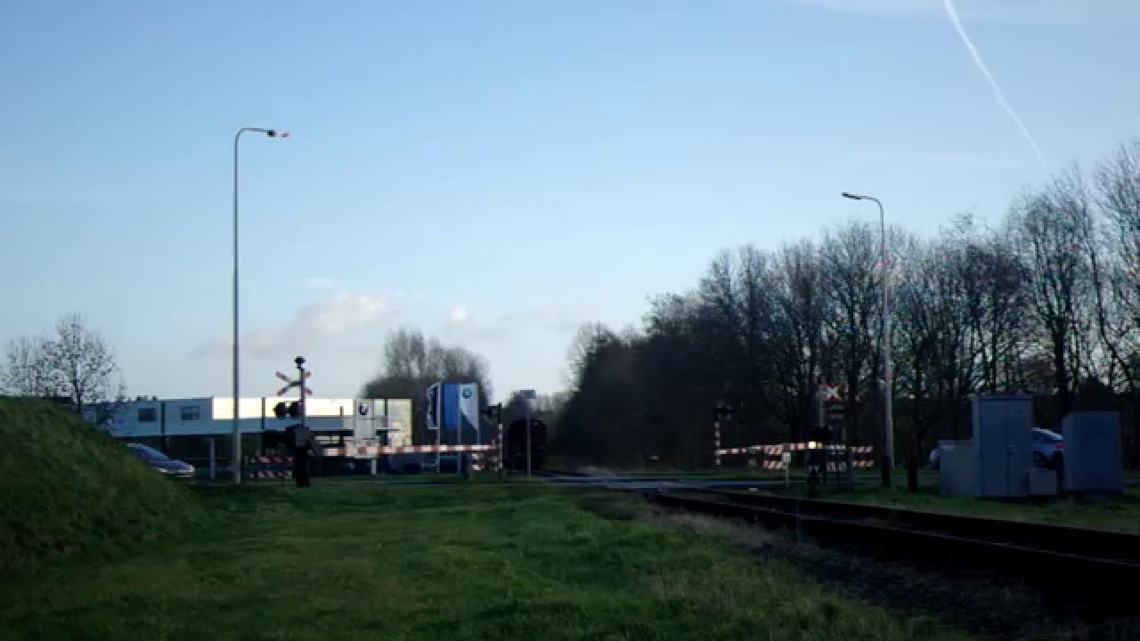 Spoorwegovergang Zwaagdijk- West/ Level Crossing/ Passage a Niveau/ Railroad-/ Bahnübergang