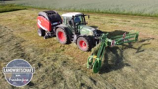 Seltenes Gespann! Fendt Vario 714 mit Samasz Kammschwader und Gaspardo Rundballenpresse am Pressen