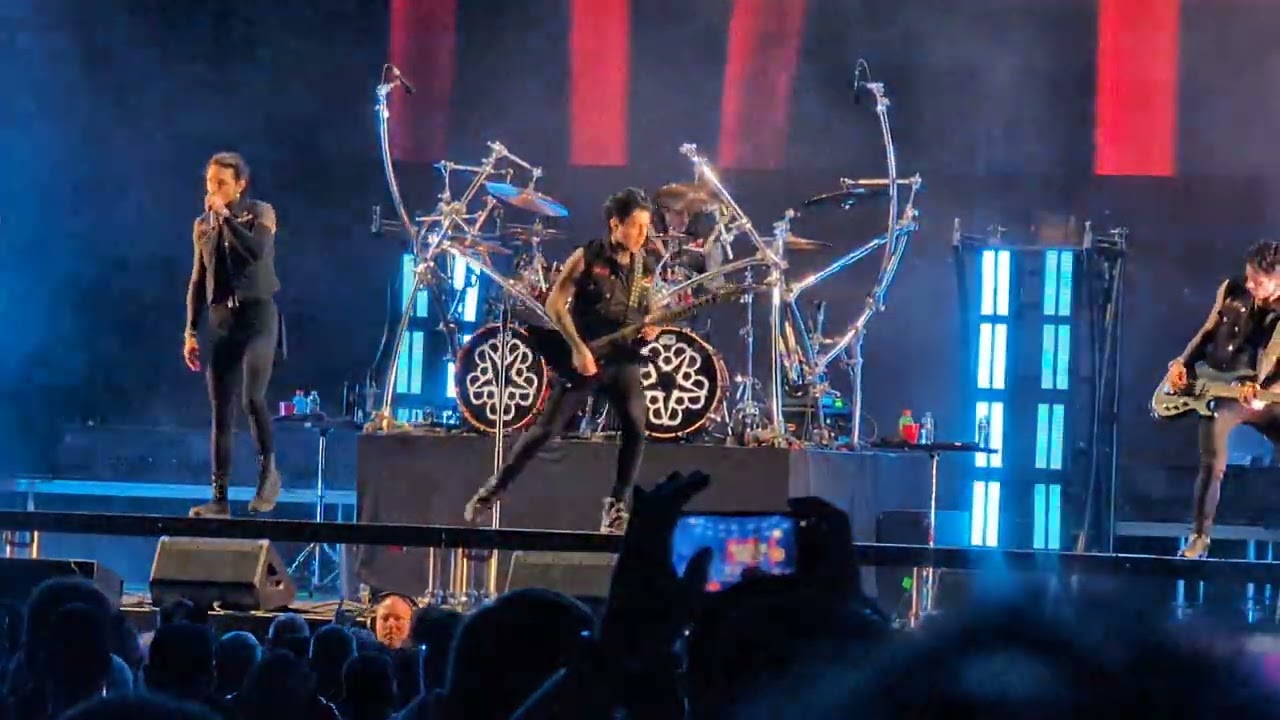 Black Veil Brides - Rebel Yell (Billy Idol) live Darien Lake, NY 9