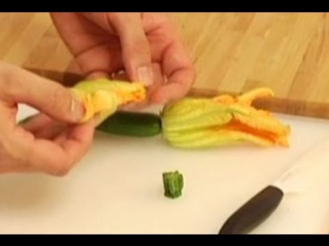 Vidéo: Cuisiner avec des fleurs de courge : conseils pour récolter des fleurs de courge