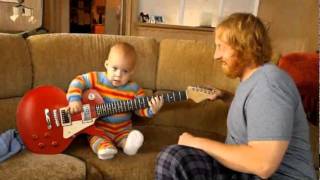 Miniatura de "WOW this baby plays the guitar! So AMAZING!"