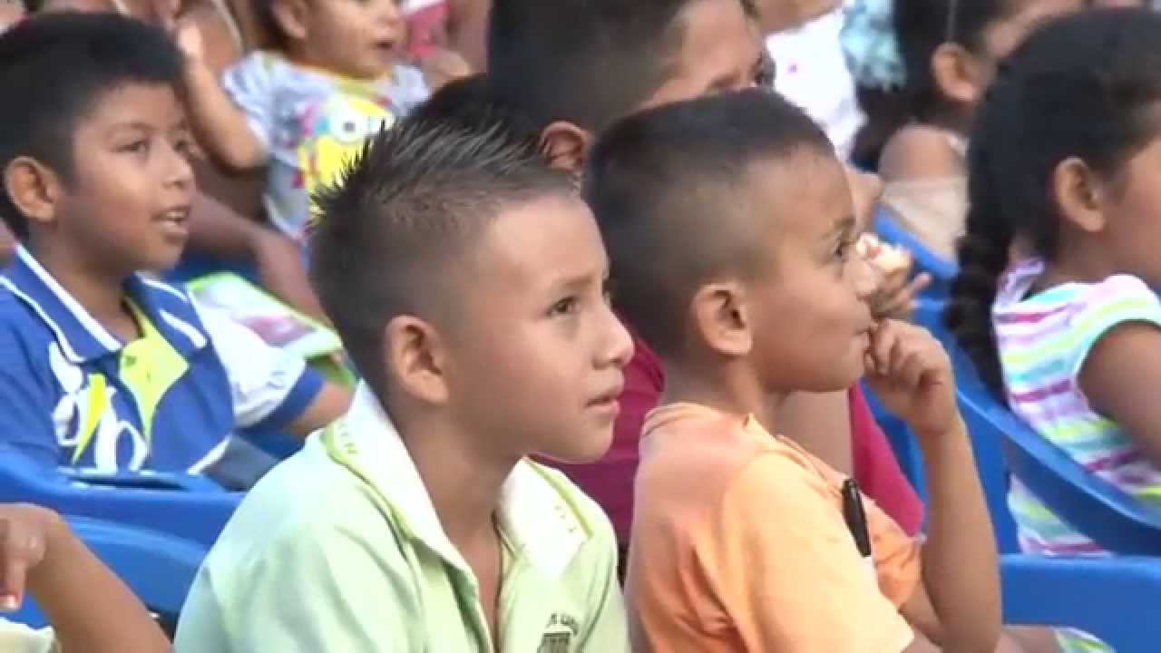 En las Caravanas Culturales por la Paz creemos en la niñez - YouTube