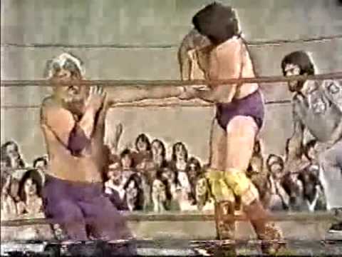 Bill Dundee vs Larry Latham with Sgt Danny Davis (...