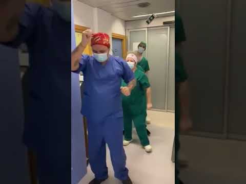 Ο Πάρης Νάγκουαλ χορεύει τα Χριστούγεννα της Γαρμπή με νοσηλευτές ΜΕΘ