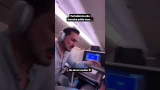Turbulência não derruba avião, mas... 😰😰
