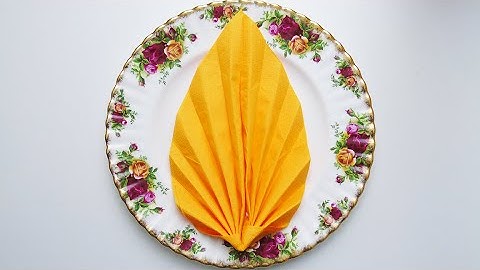 Easy autumn leaf napkin folding. Autumn napkin leaves for Thanksgiving table setting.