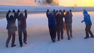 САМОЛЕТ ПРИМЕРЗ к ВЗЛЕТНОЙ ПОЛОСЕ ИГАРКА ВИДЕО RUSSIAN PASSENGERS PUSH AIR PLANE