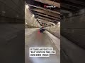Destemido, motorista dá &quot;rolê&quot; dentro de um túnel com carro sobre 2 rodas