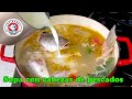 Sopa con muchas cabezas de pescados y  con  vegetales