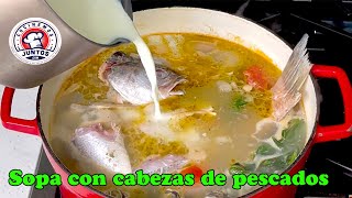 Sopa con muchas cabezas de pescados y  con  vegetales