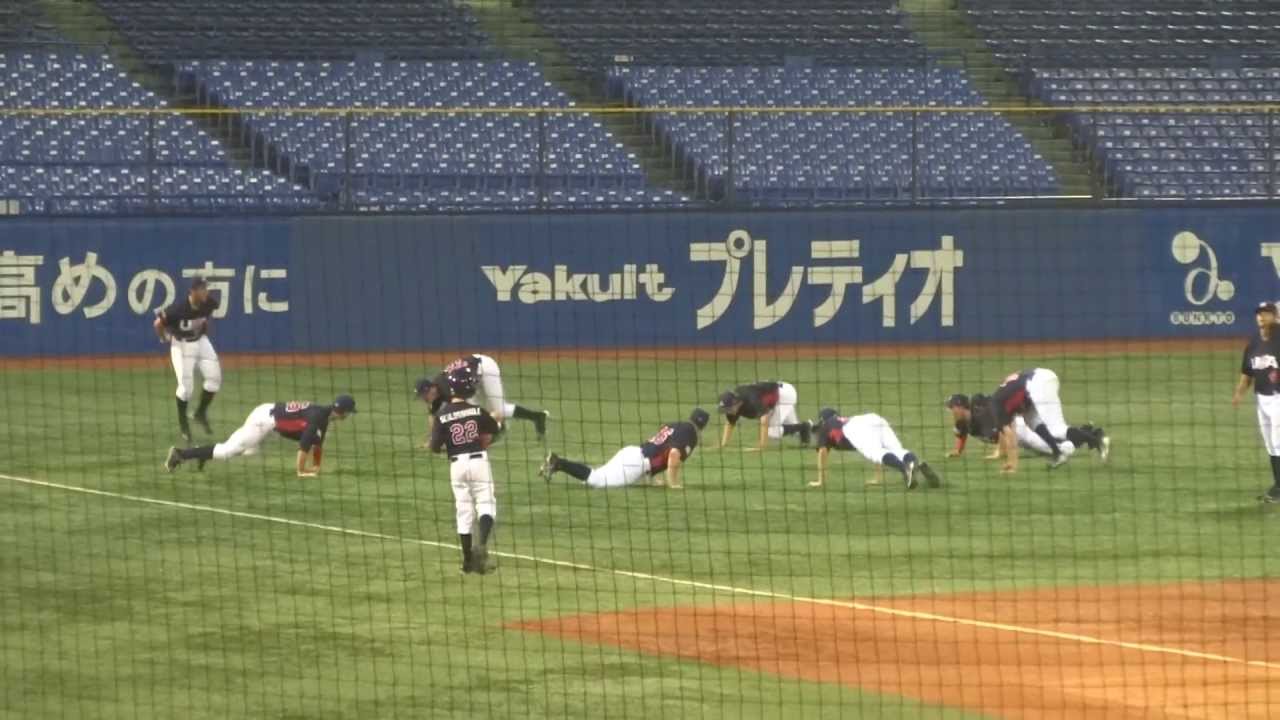 13 7 11 日米大学野球 アメリカ代表ベンチ入りメンバーによる謎のパフォーマンス Japan And The United States College Baseball Youtube