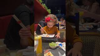 Olívia comendo sushi com pauzinhos aos 2 anos e meio 😍 / Olivia eating sushi with chopsticks