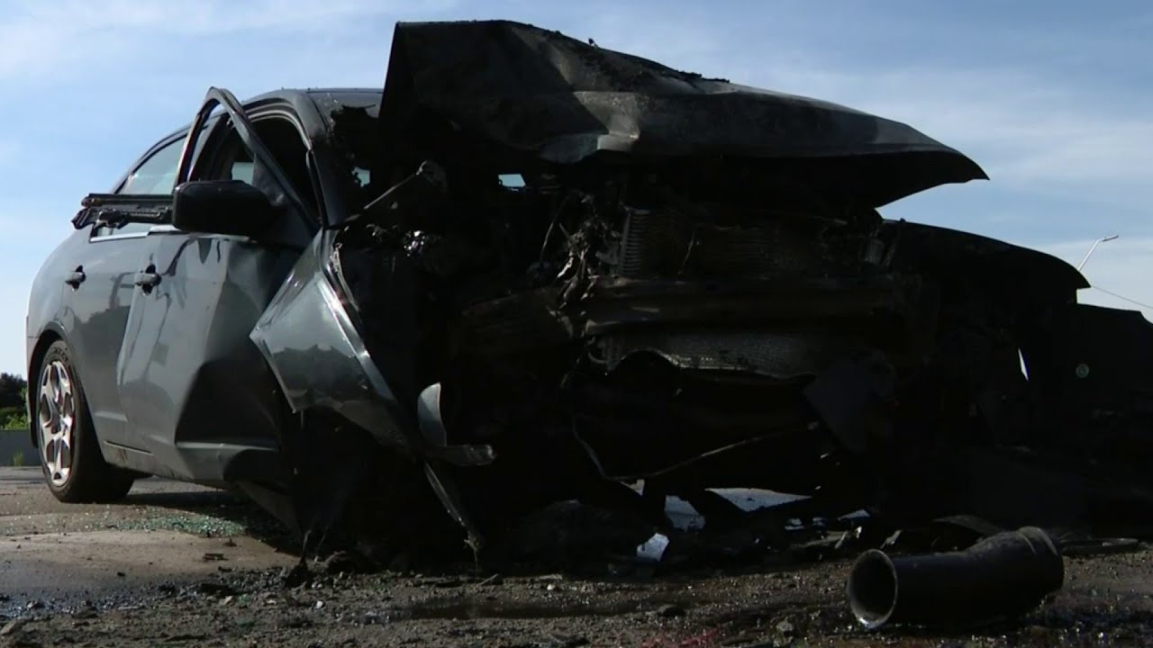 2 Detroit police officers rescue crash victim on Detroit's east side ...