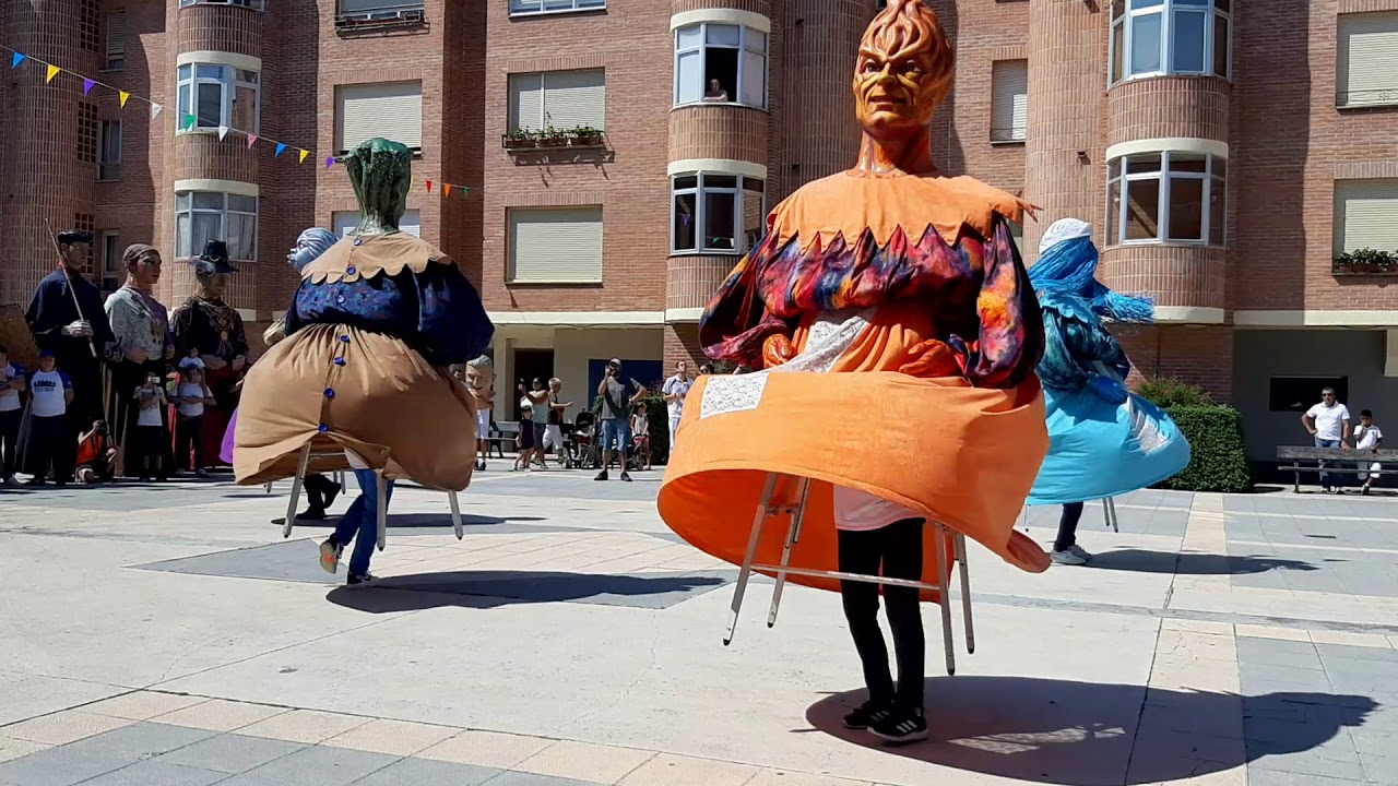Gigantes de Irun, irungo erraldoiak. (Bidasoako erraldoiak)En fiestas de Noain 2019